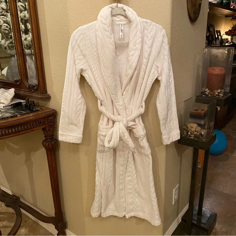 SOLD!! GILLIGAN & O’MALLEY Women White Plush Super Soft Robe Size XS/S - Picture 1 of 7